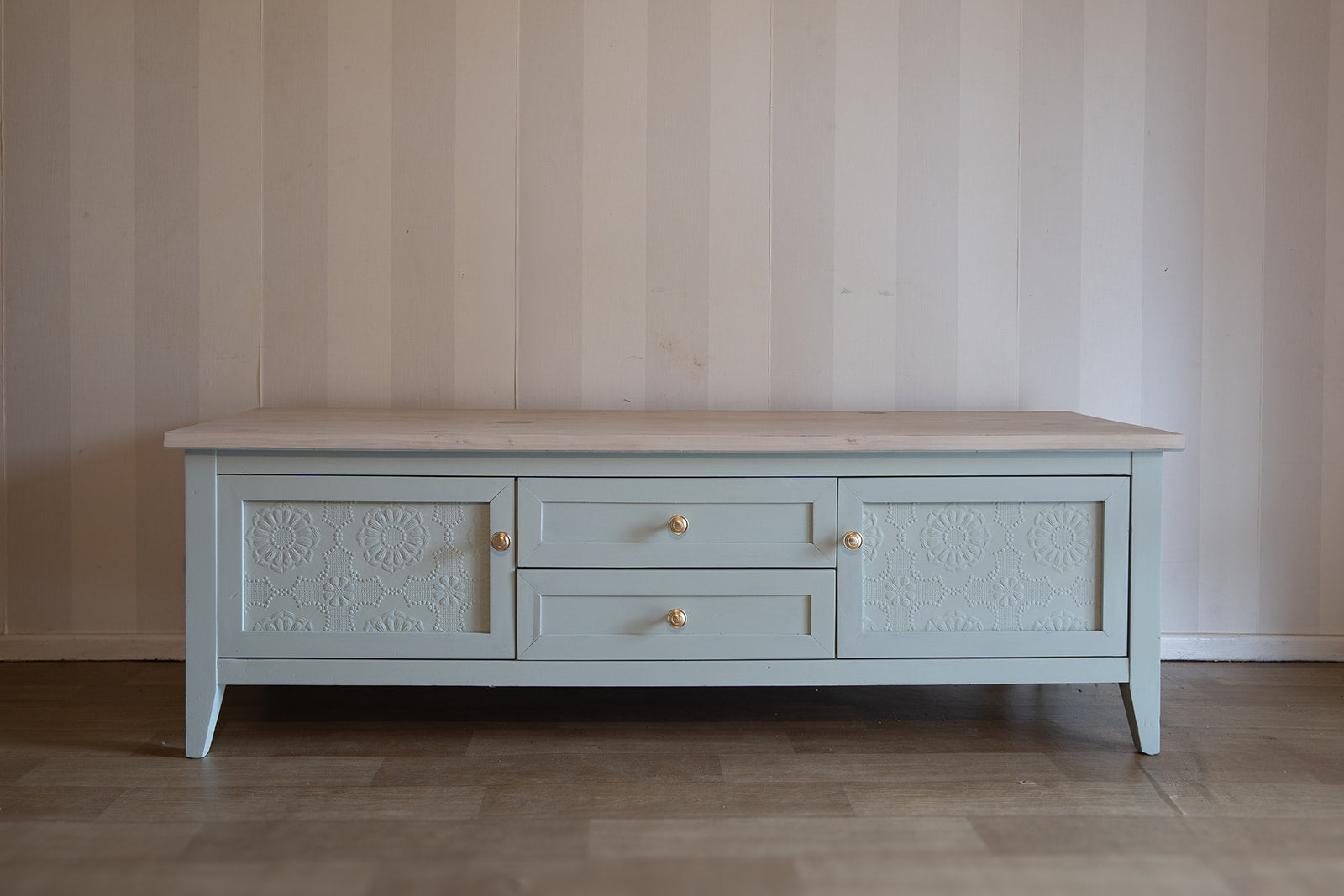 TV unit in Willow